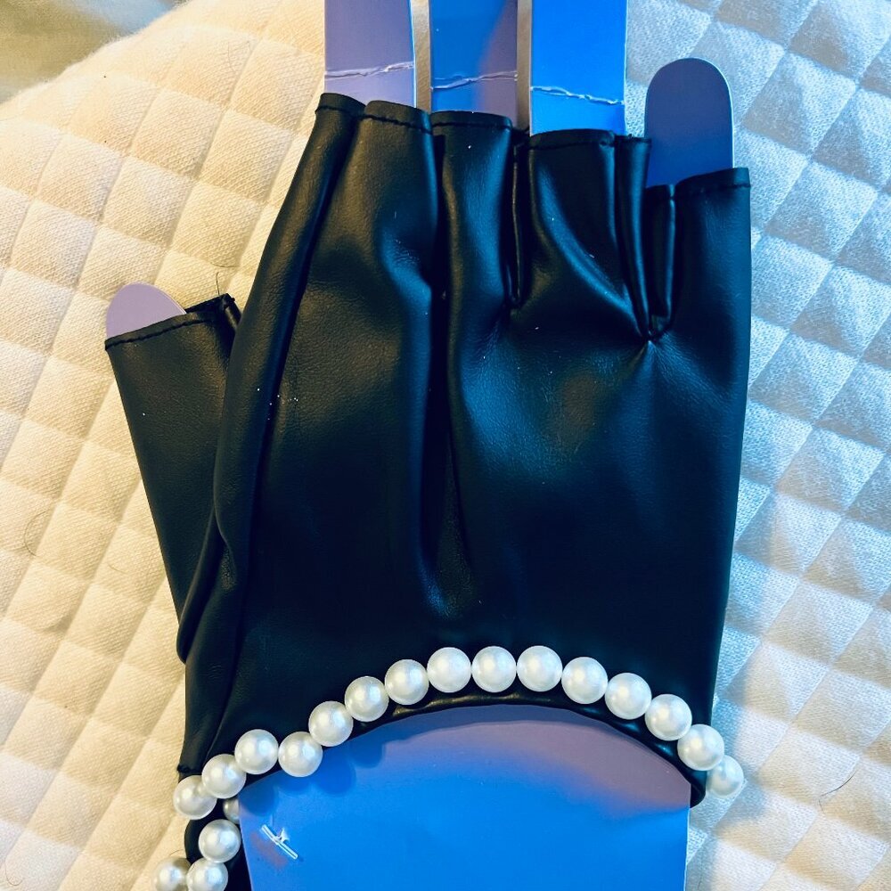 Halloween Devilishly Sexy Accessories (Horns, Nails, Necklace & Gloves) - Picture 6 of 6